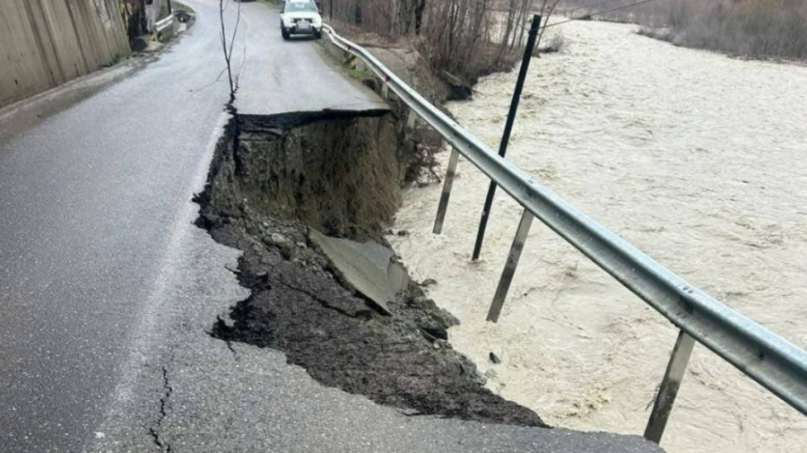 FOTO Trafic restricționat în județul Vrancea, după ce o porțiune de drum s-a surpat