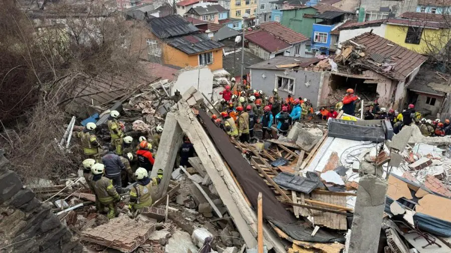 Explozie puternică în Istanbul. Două clădiri s-au prăbușit, echipele de salvatori sunt la fața locului
