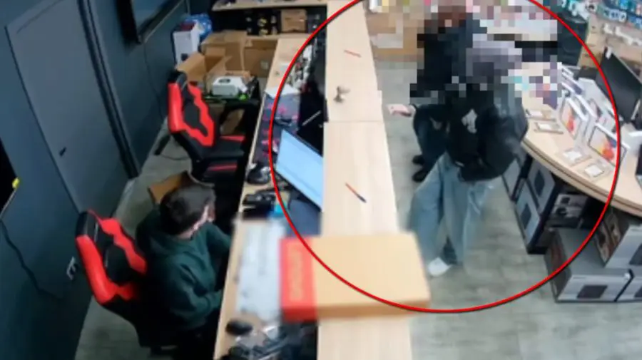 VIDEO Un tânăr și o minoră au furat telefoane și accesorii din mai multe magazine. Ce s-a întâmplat cu bunurile
