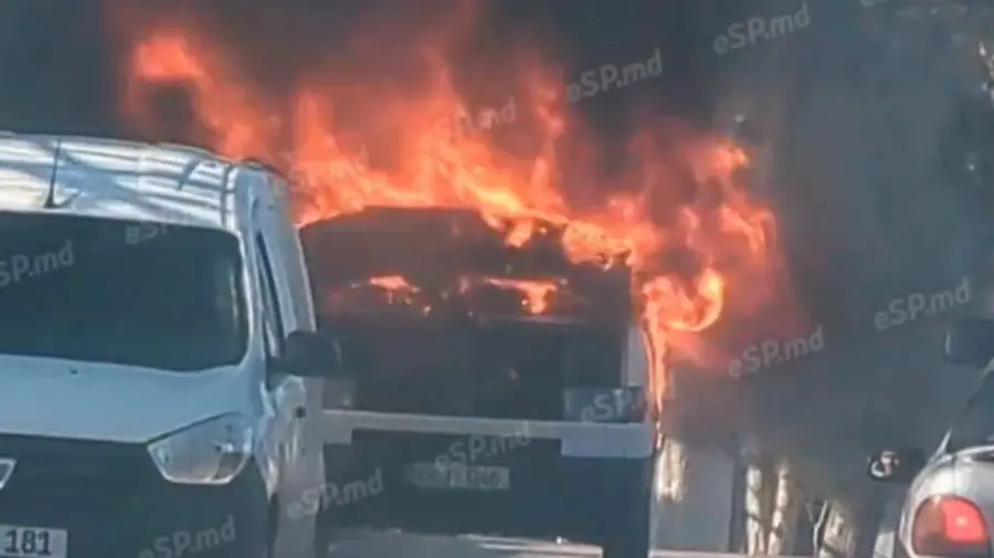 VIDEO Fum negru și flăcări puternice în Bălți. Un microbuz, parțial distrus de foc