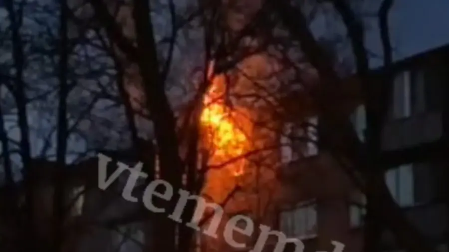 VIDEO Flăcări puternice într-un apartament din Chișinău. Trei echipaje de pompieri au intervenit