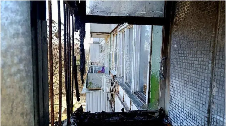 Un balcon a luat foc într-un bloc din Tiraspol. Pompierii spun că incendiul ar fi fost provocat de o țigară nestinsă
