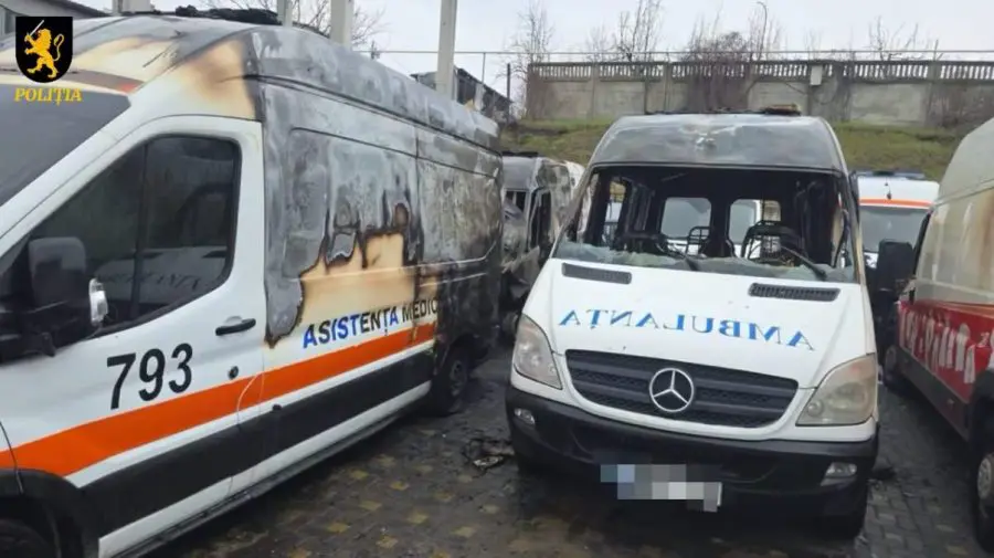Incendiu la Ciocana: Patru ambulanțe și un microbuz, cuprinse de flăcări