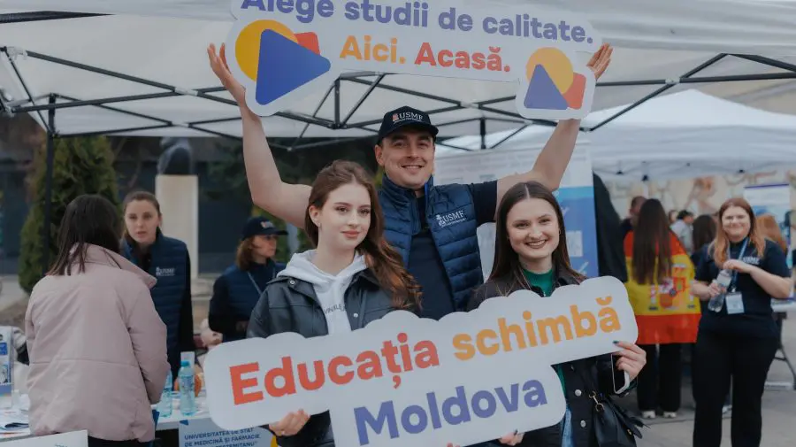 Elevi din nordul țării au explorat oportunitățile de studii acasă, la târgul educațional „Învață în Moldova” de la Edineț