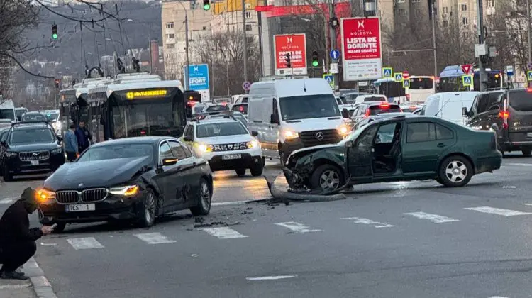 Două mașini s-au tamponat violent pe strada Ismail. FOTO de la fața locului
