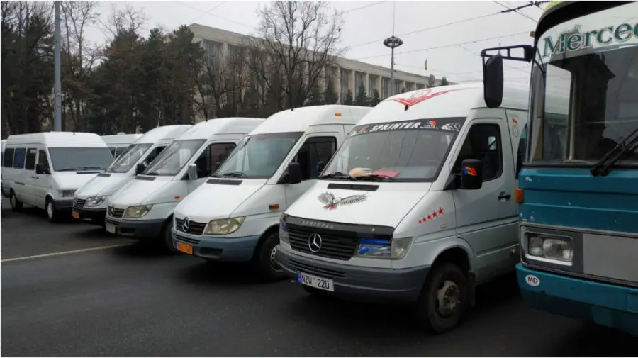 Transportatorii resping formula „temporară” de calcul a tarifelor și acuză autoritățile de „incompetență totală”