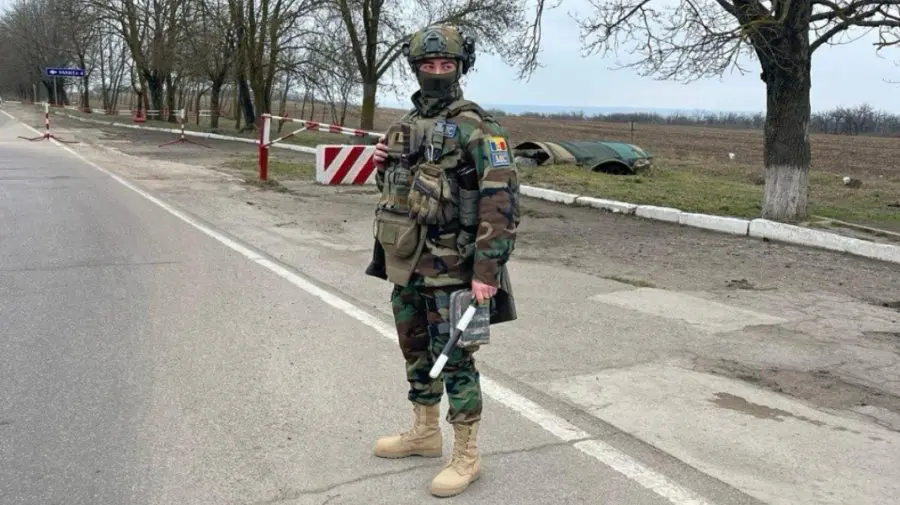 FOTO Drapelul Republicii Moldova, purtat la braț de militarii moldoveni din Zona de Securitate