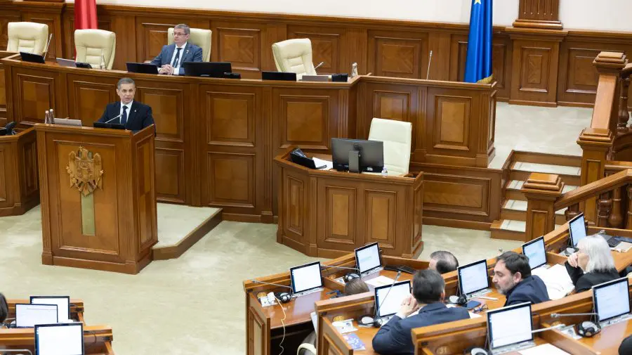 Moțiunea contra politicilor Ministerului Apărării a fost respinsă de Parlament