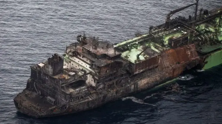 „Bomba cu ceas” din Marea Mediterană: Un petrolier rusesc avariat plutește în derivă în apropierea coastelor Italiei