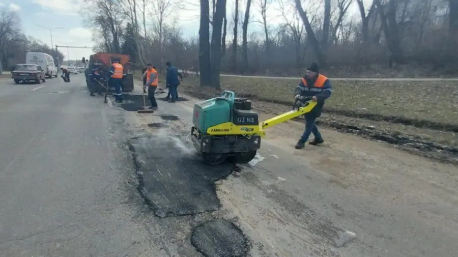 Zeci de echipe lucrează la repararea drumurilor din Chișinău. Traficul pe șoseaua Muncești rămâne sistat până vineri