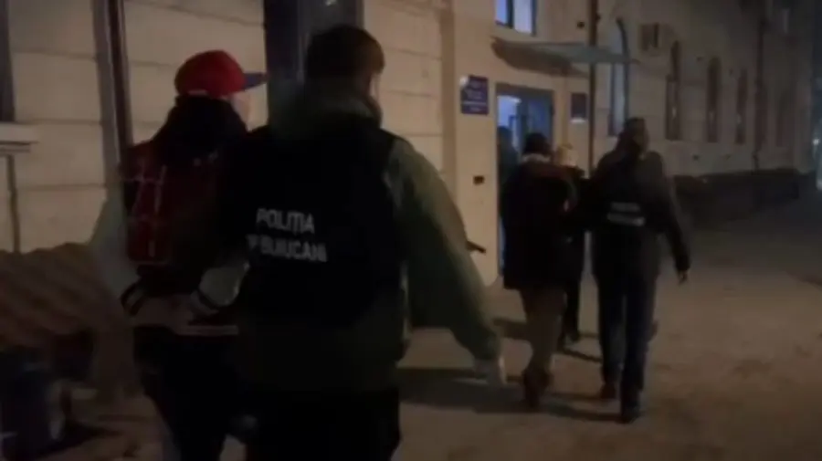 VIDEO Operațiune nocturnă în Chișinău: 8 tineri au fost prinși pentru distribuirea drogurilor