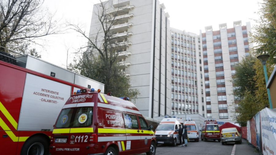 România: adolescentă de 15 ani, transportată la spital după ce a căzut dintr-un autocar în mers