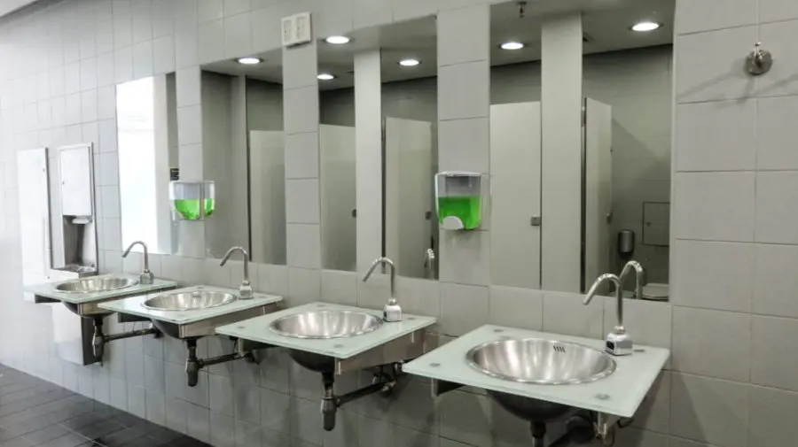 19 școli din Moldova, modernizate. Elevii vor avea toalete în interior