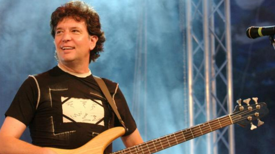 Doliu în rockul românesc: a murit Iulian Vrabete, basistul trupei Holograf