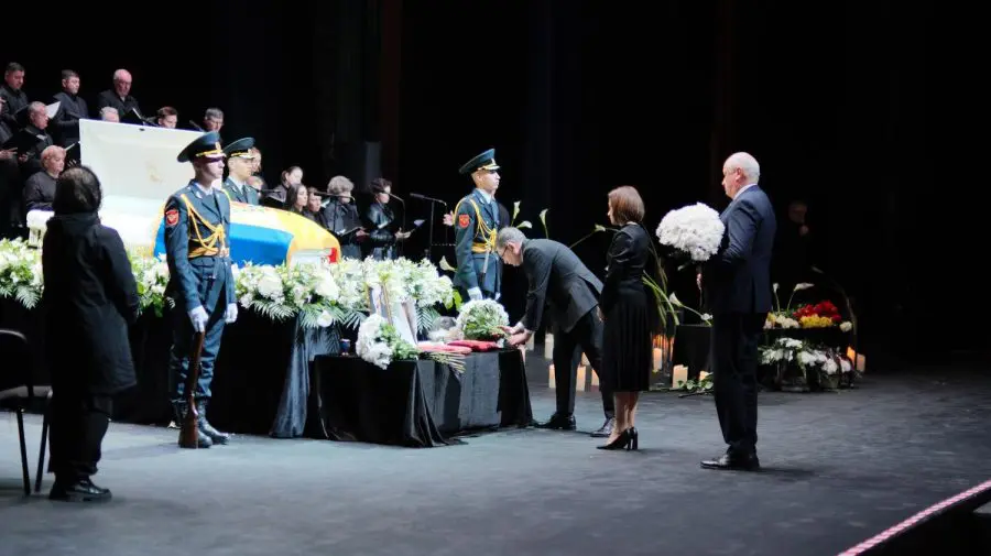 VIDEO Ultimul omagiu! Sandu, Munteanu și Grosu, cu flori la sicriul maestrului Urschi