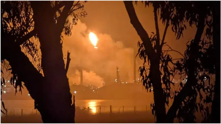 VIDEO Incendiu violent la una dintre cele două rafinării din Australia. Asigură 10% din combustibilul țării