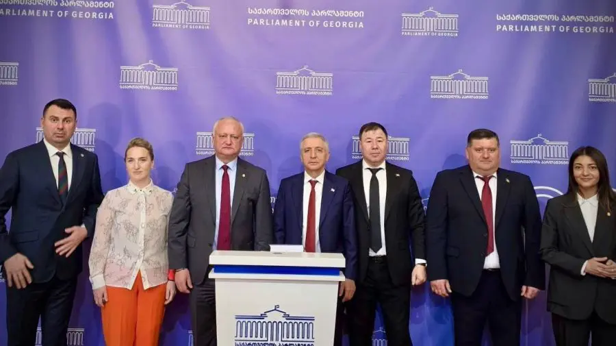 VIDEO Un grup de deputați moldoveni, la Tbilisi. Grosu: Inițiativa a aparținut liderului PSRM