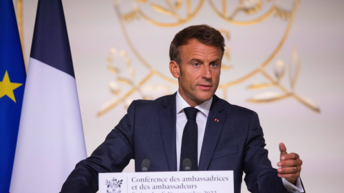 Macron recunoaște că poate nu a făcut suficient pentru tineri, după protestele din Franța