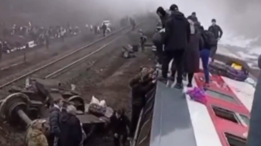 VIDEO Șapte vagoane de tren de pasageri au deraiat în Rusia: numărul victimelor crește