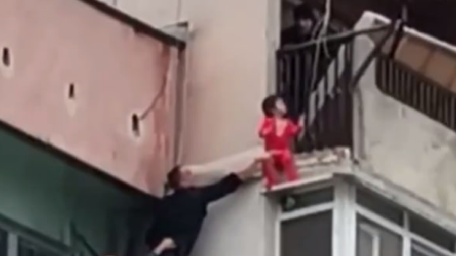 VIDEO Bulgaria: copil de 3 ani salvat după ce a fost pe cale să cadă de pe un balcon de la etajul opt