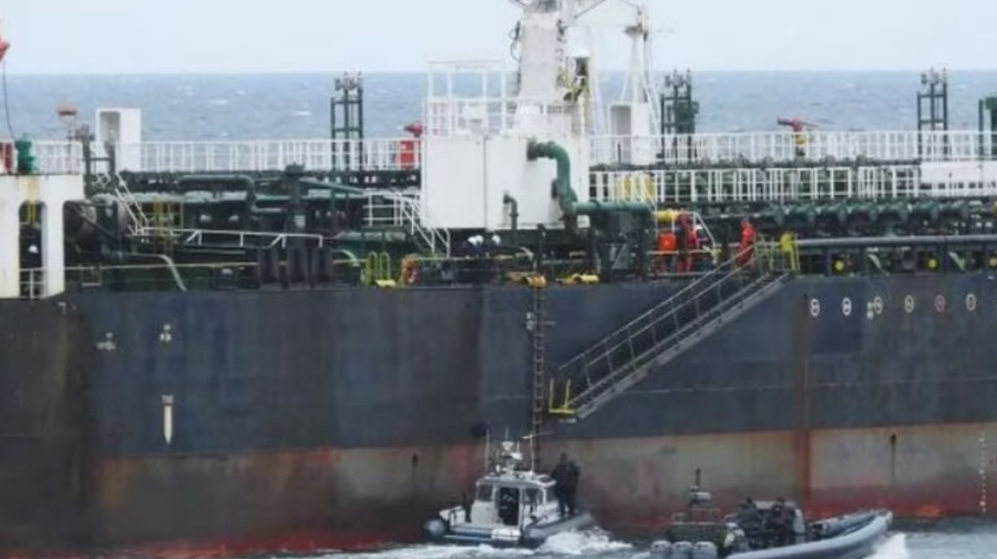 Suedia a reținut un petrolier sancționat în urma unei deversări de petrol în Marea Baltică