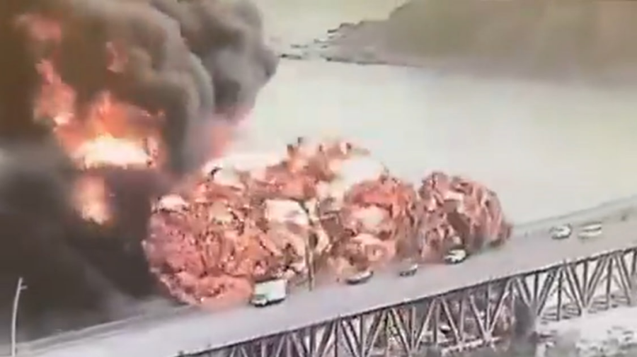 VIDEO Incendiu devastator pe un pod din Panama: o persoană a murit, alți zeci au fost răniți