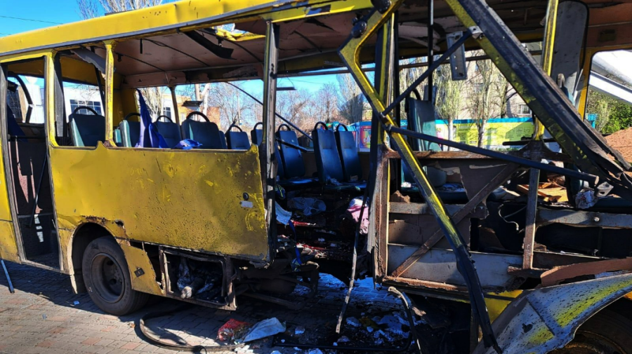 FOTO VIDEO Rusia a lansat un atac devastator asupra unui autobuz la Nikopol: trei morți și 12 răniți