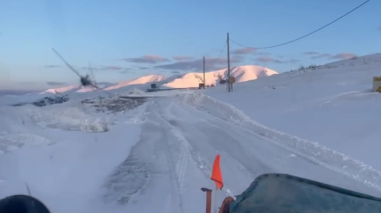 VIDEO Iarnă în plină primăvară! Mai multe drumuri din România, acoperite de zăpadă