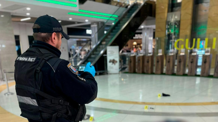 VIDEO Un bărbat a murit după ce a căzut de la etajul 5 al unui centru comercial din Kiev