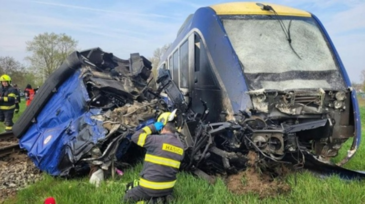 FOTO Un mort și 20 de răniți în urma unui accident între un camion și un tren, în Slovacia