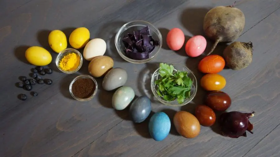 Metode naturale pentru vopsirea ouălor de Paște. Soluții simple, fără vopsea din comerț