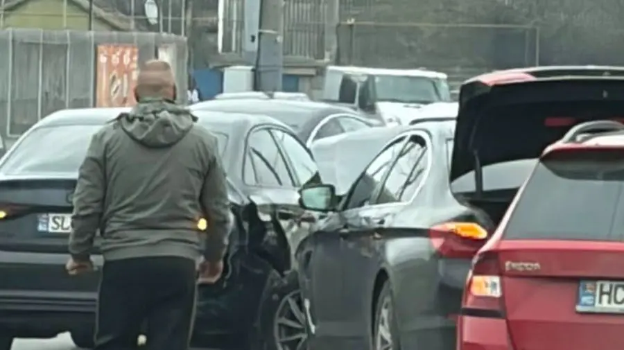 VIDEO BMW, Audi, Skoda și Volkswagen implicate într-un accident în Chișinău: Un copil a avut de suferit