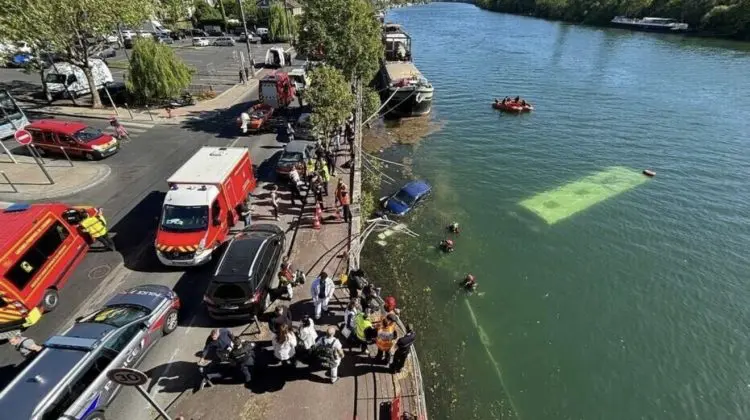 Accident spectaculos în Franţa, unde un autobuz şi o maşină au ajuns în Sena. Imagini de la intervenţia salvatorilor
