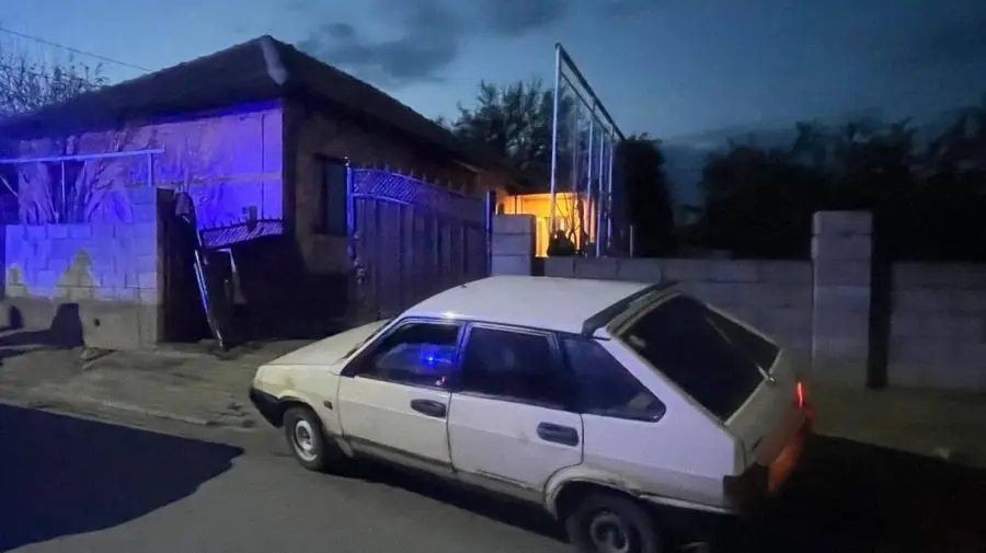 Accident mortal la Comrat: Un minor de 17 ani, la volan, a lovit o poartă care a căzut peste un bărbat
