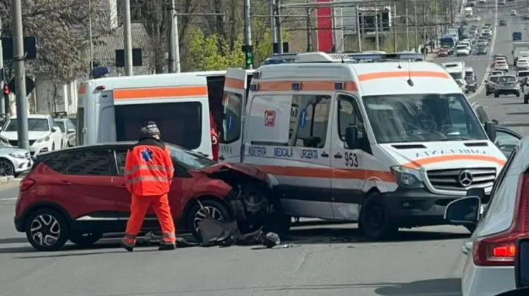 VIDEO Accident violent la o intersecție din Chișinău: O ambulanță și un Renault s-au ciocnit