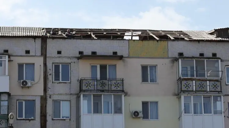 VIDEO Furtuna de duminică a lăsat un bloc din Căușeni fără acoperiș: Locatarii caută soluții de reparație