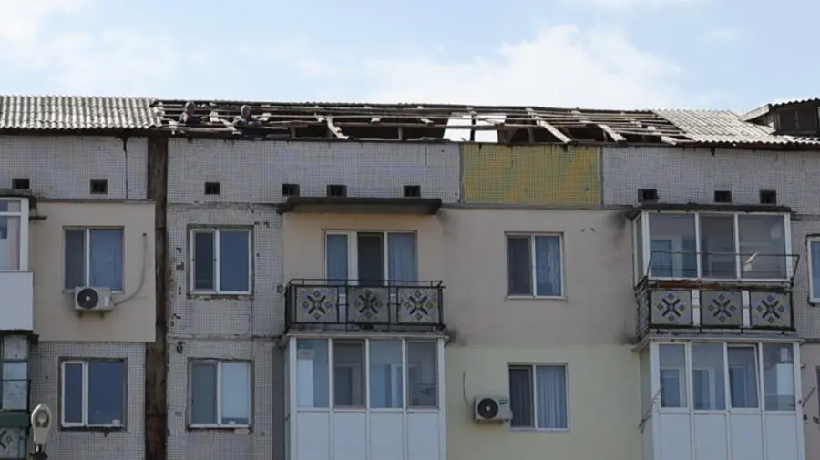 VIDEO Furtuna de duminică a lăsat un bloc din Căușeni fără acoperiș: Locatarii caută soluții de reparație