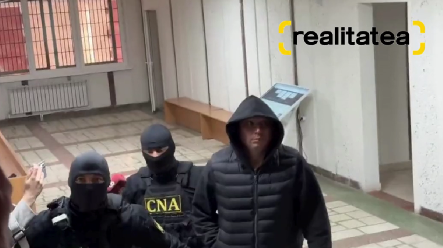 VIDEO Unul dintre ofițerii INI, reținut în dosarul mitei de 400 mii dolari, escortat la judecată 