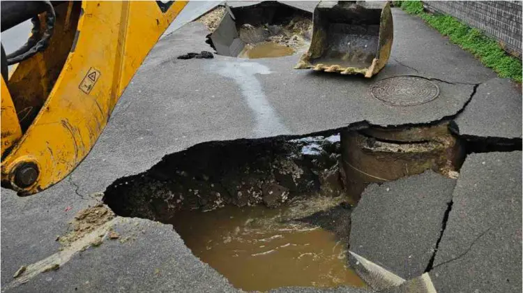 FOTO, VIDEO Intervenție de urgență în Chișinău: Pe o stradă s-a produs o avarie la canalizare