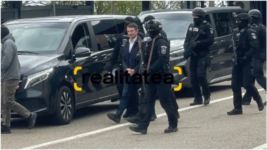 FOTO Alexandru Bălan, fost șef adjunct al SIS, a fost adus în Moldova. Momentul în care este predat autorităților