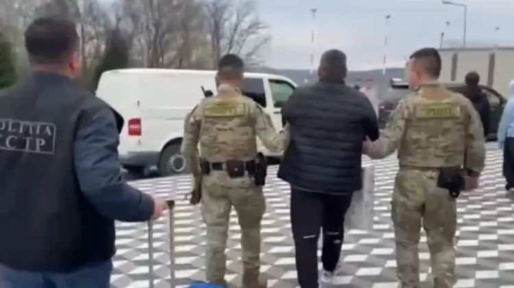 VIDEO Moldovean căutat internațional din 2019 pentru trafic de persoane, prins și adus în Moldova din Praga