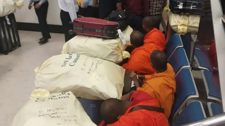 VIDEO 22 de budiști reținuți cu 110 kg de canabis pe un aeroport din Sri Lanka