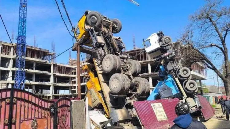 VIDEO Incident pe un șantier din Cahul! Două automacarale s-au răsturnat în timpul lucrărilor