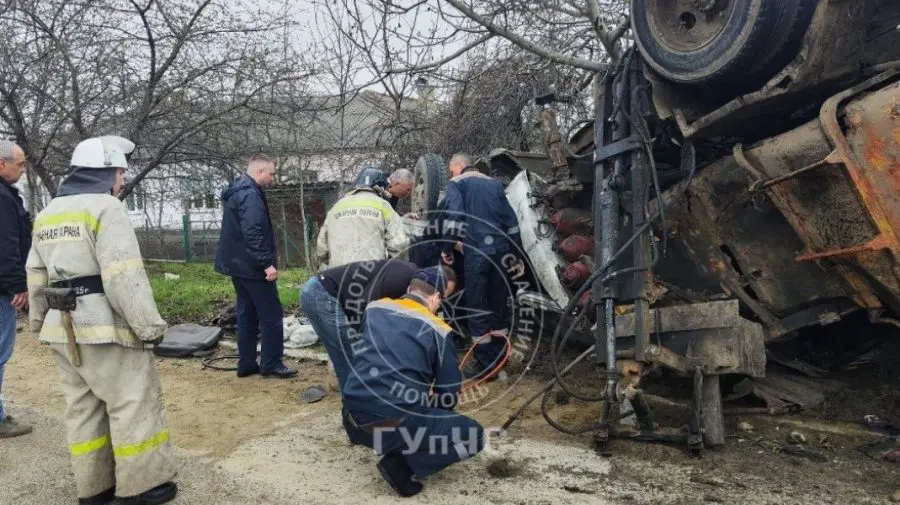 FOTO Un camion de gunoi, încărcat cu butelii de gaz, s-a răsturnat la Dubăsari: Șoferul și pasagerul, duși la spital