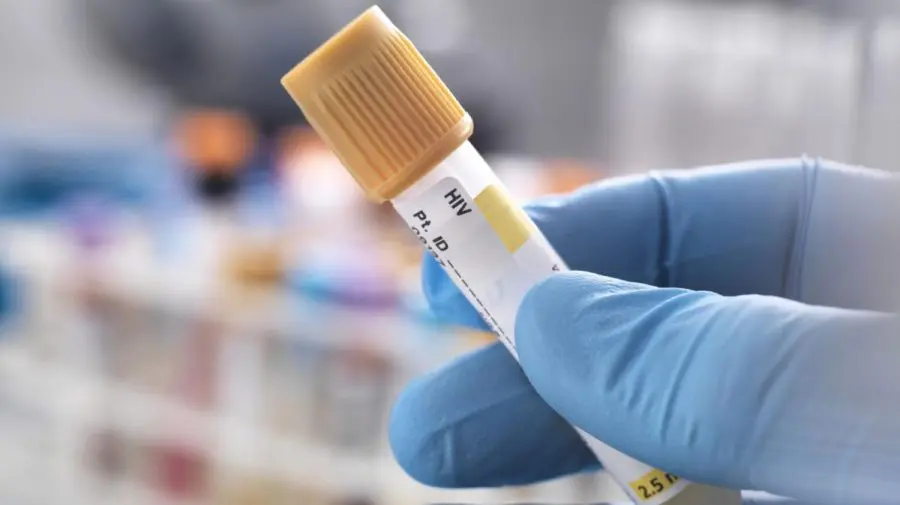 Caz medical extrem de rar. Un bărbat a fost vindecat de HIV după un transplant de celule stem chiar de la fratele lui