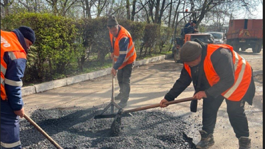 Lucrările de reparație a drumurilor continuă în Chișinău, inclusiv în weekend