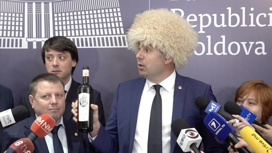 Costiuc a adus din Georgia o sticlă de vin cu seceră și ciocan pentru „generalisimusul din colhoz”. Reacția speakerului