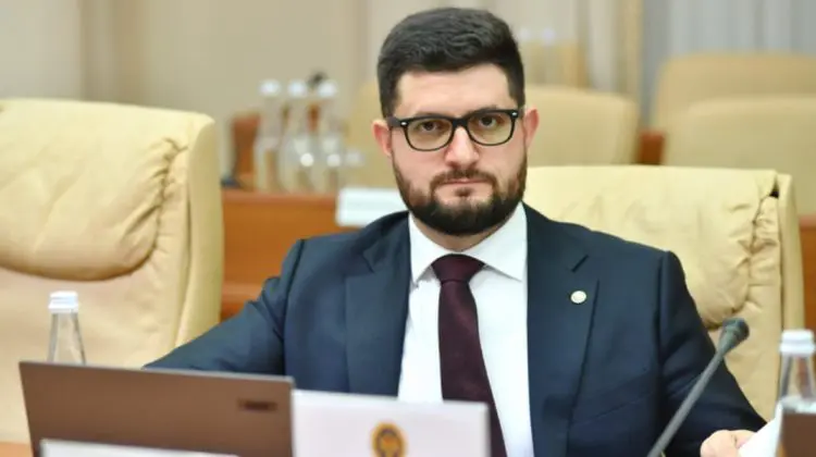 Bateriile de stocare și centralele eoliene, scutite de taxe: Junghietu invocă surplusul de energie regenerabilă