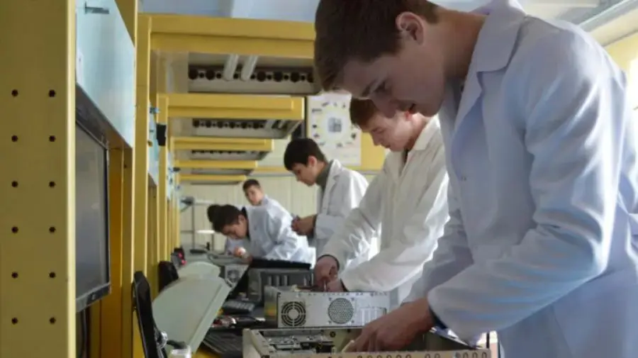 Majoritatea absolvenților învățământului dual se angajează imediat după studii
