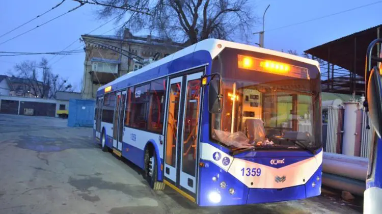 Un copil s-a lovit de un troleibuz în mișcare după ce a scăpat din brațele mamei